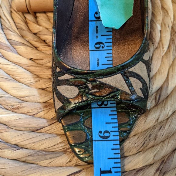 NWOT (W6.5) - CARLOS SANTANA Suede Peeptoe Pump - Picture 8 of 8